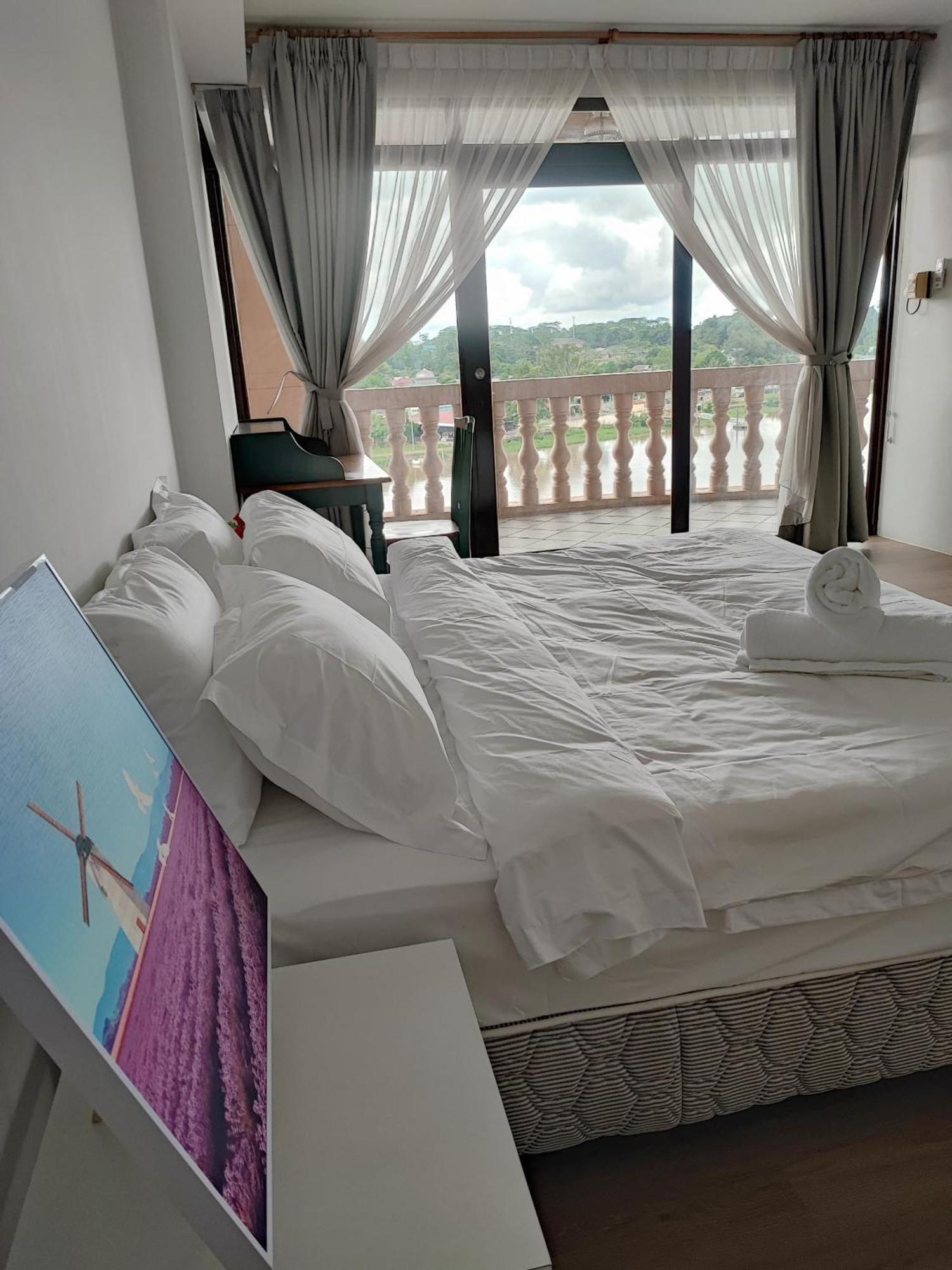 Cozzzy Hut Riverbank Suites Kuching With Spectacular River View Ngoại thất bức ảnh